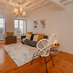 Stylish Getaway In A Mezzanine Flat By The Castle Apartment